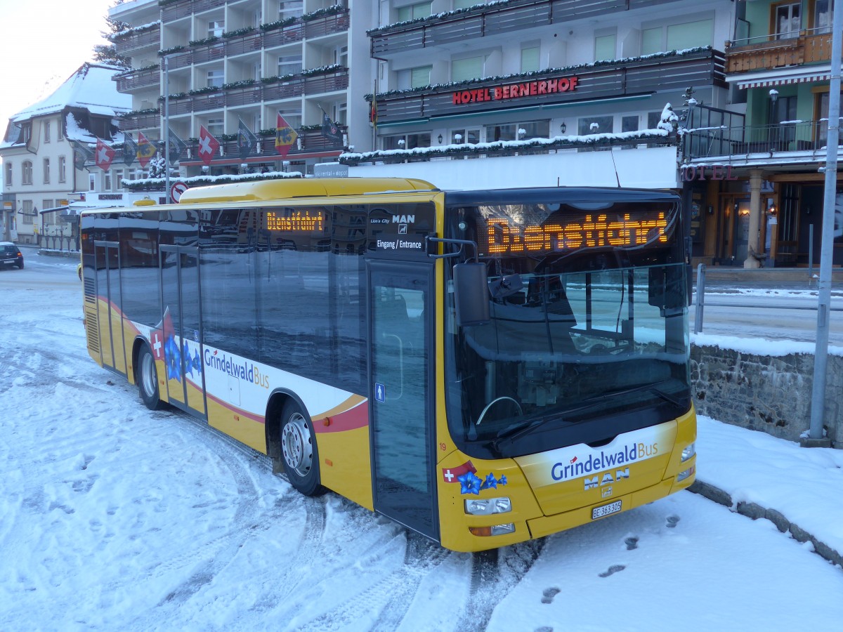 (167'483) - AVG Grindelwald - Nr. 19/BE 363'305 - MAN/Gppel am 23. November 2015 beim Bahnhof Grindelwald