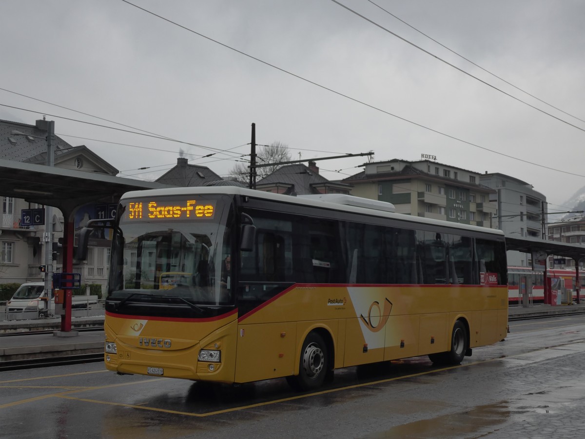 (167'584) - PostAuto Wallis - VS 424'839 - Iveco am 29. November 2015 beim Bahnhof Brig