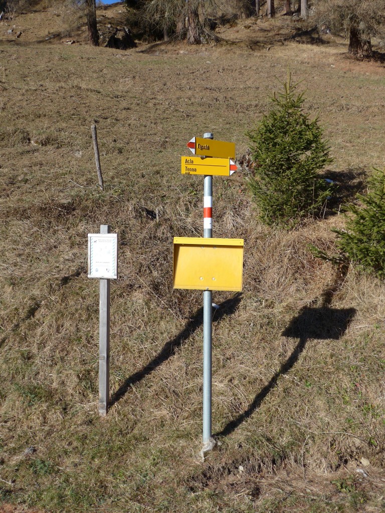 (167'636) - Aufgehobene Postautohaltestelle am 5. Dezember 2015 bei Tenna