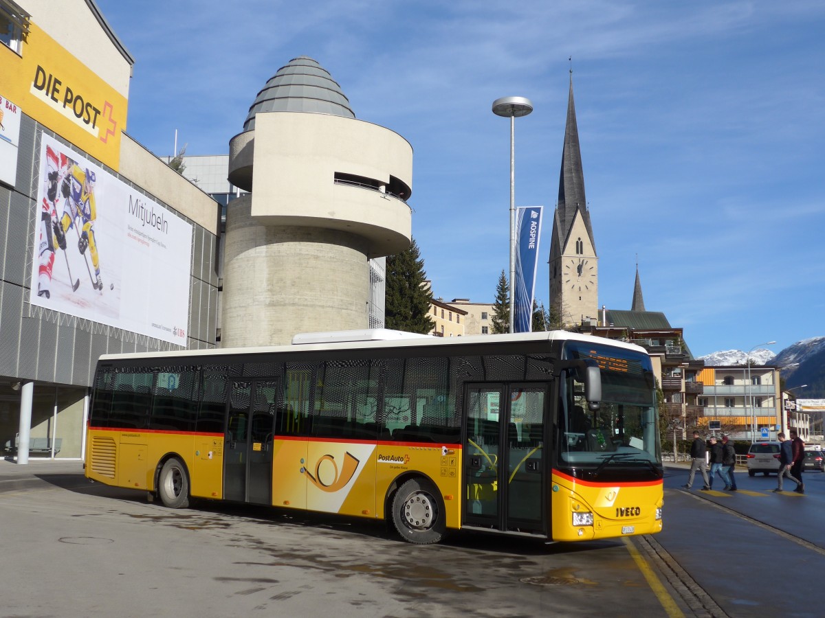 (167'822) - PostAuto Graubnden - GR 170'438 - Iveco am 19. Dezember 2015 beim Bahnhof Davos Platz