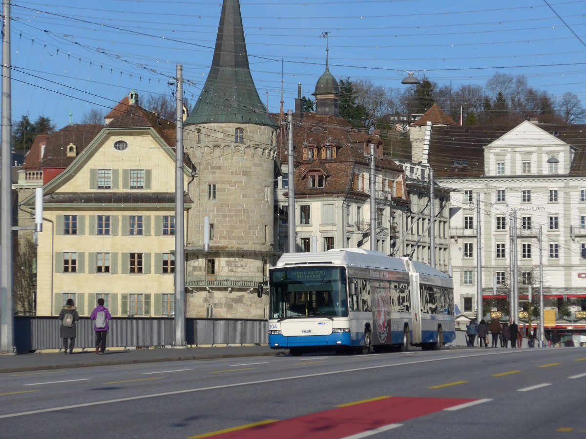 (167'925) - VBL Luzern - Nr. 204 - Hess/Hess Gelenktrolleybus am 25. Dezember 2015 in Luzern, Bahnhofbrcke