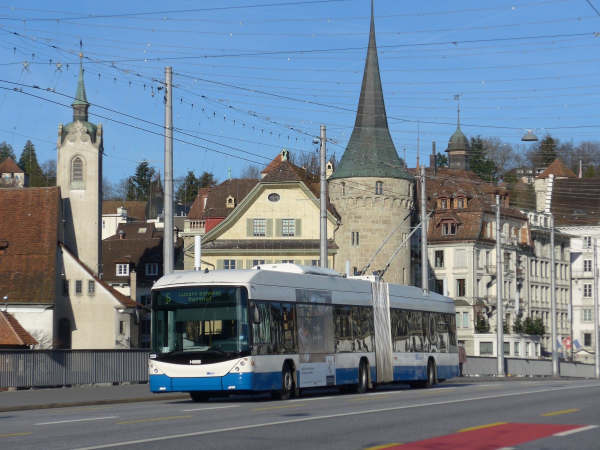 (167'932) - VBL Luzern - Nr. 220 - Hess/Hess Gelenktrolleybus am 25. Dezember 2015 in Luzern, Bahnhofbrcke