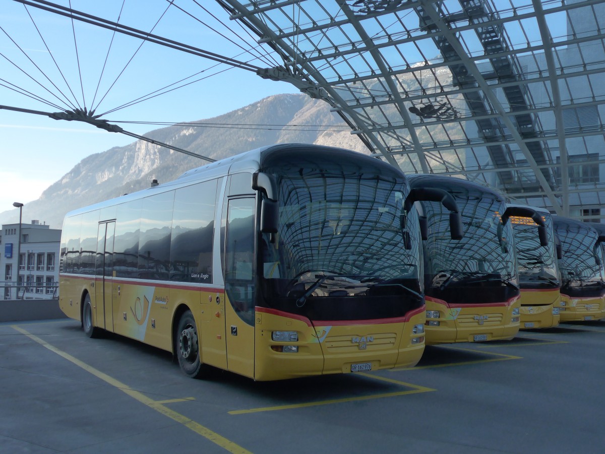 (168'086) - PostAuto Graubnden - GR 162'976 - MAN am 29. Dezember 2015 in Chur, Postautostation