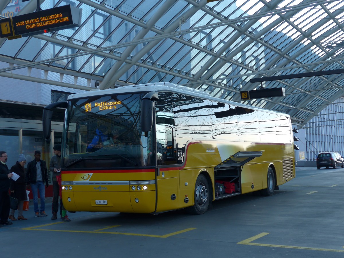 (168'106) - PostAuto Graubnden - GR 107'701 - Van Hool am 29. Dezember 2015 in Chur, Postautostation