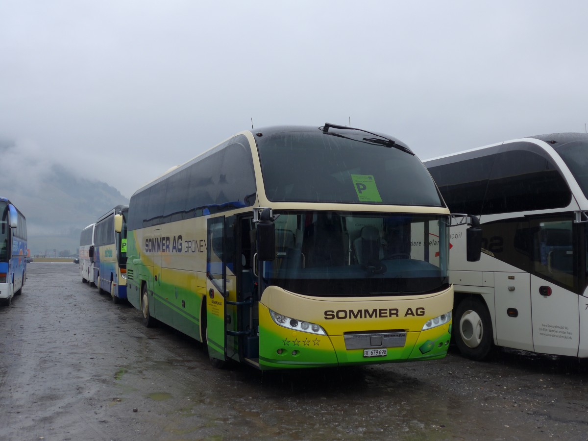 (168'316) - Sommer, Grnen - BE 679'698 - Neoplan am 9. Januar 2016 in Frutigen, Flugplatz