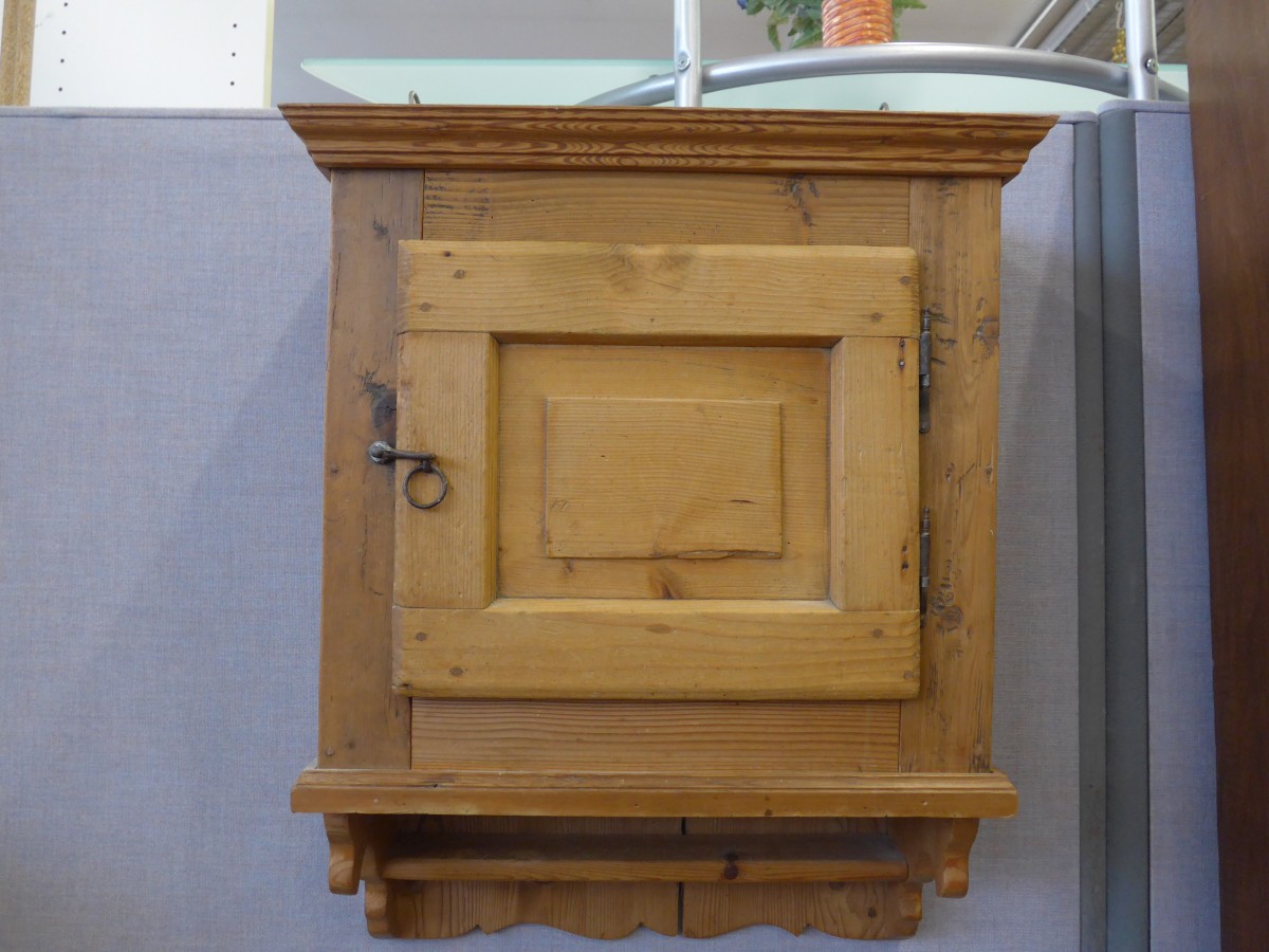 (168'486) - Altes Kchenschrnkchen im BrockiShop am 21. Januar 2016