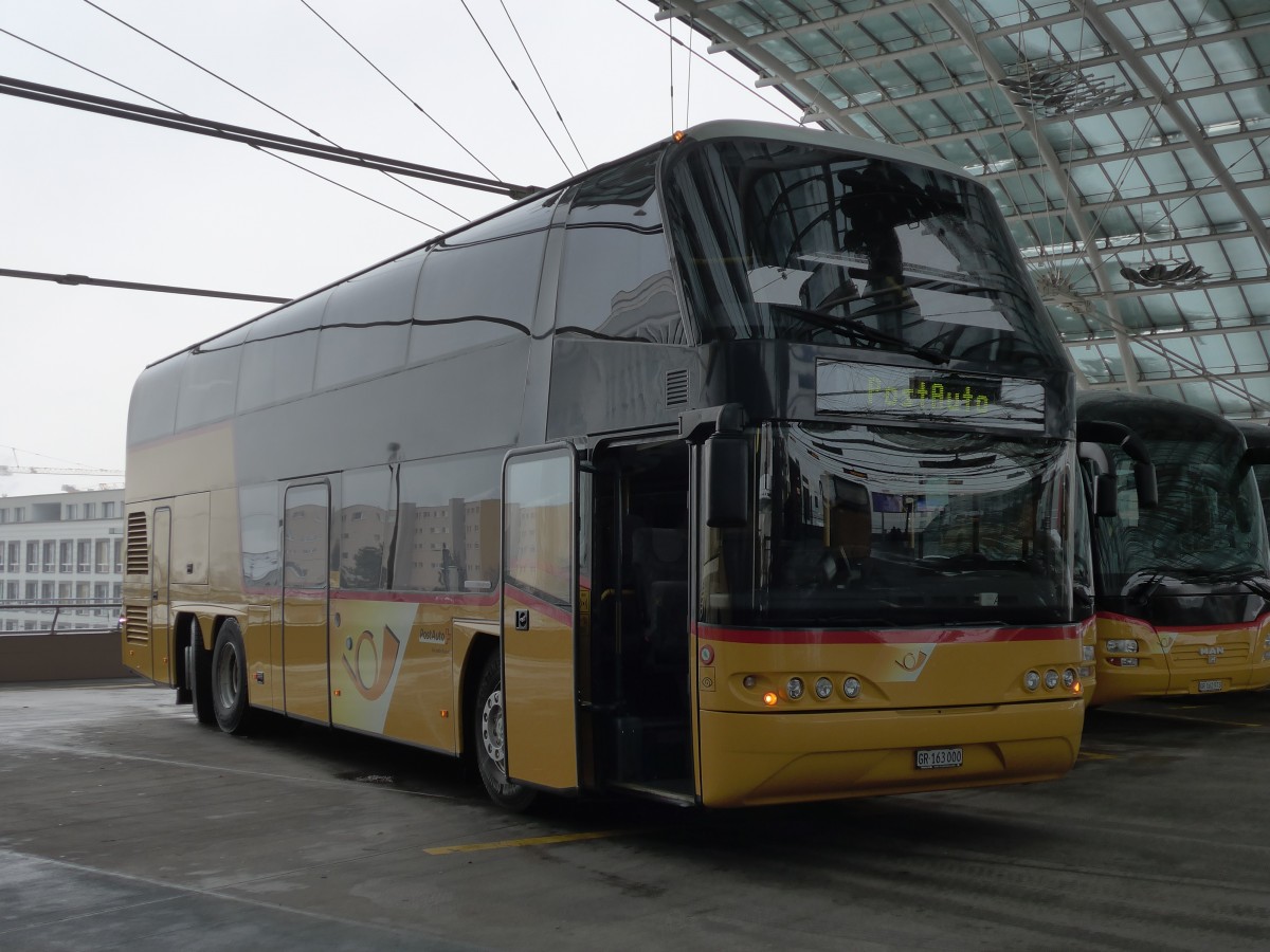 (168'498) - PostAuto Graubnden - GR 163'000 - Neoplan am 23. Januar 2016 in Chur, Postautostation