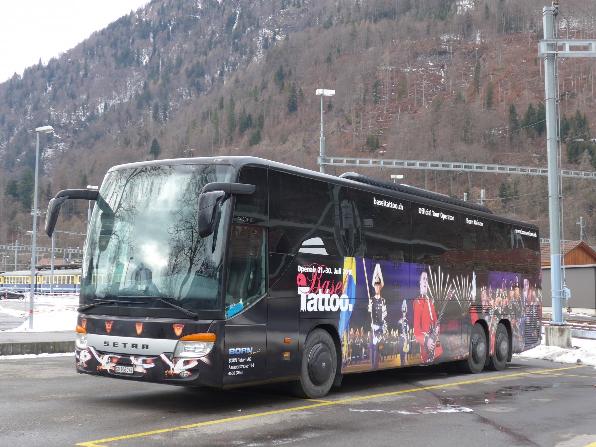 (168'569) - Born, Olten - SO 106'074 - Setra am 24. Januar 2016 beim Bahnhof Interlaken Ost