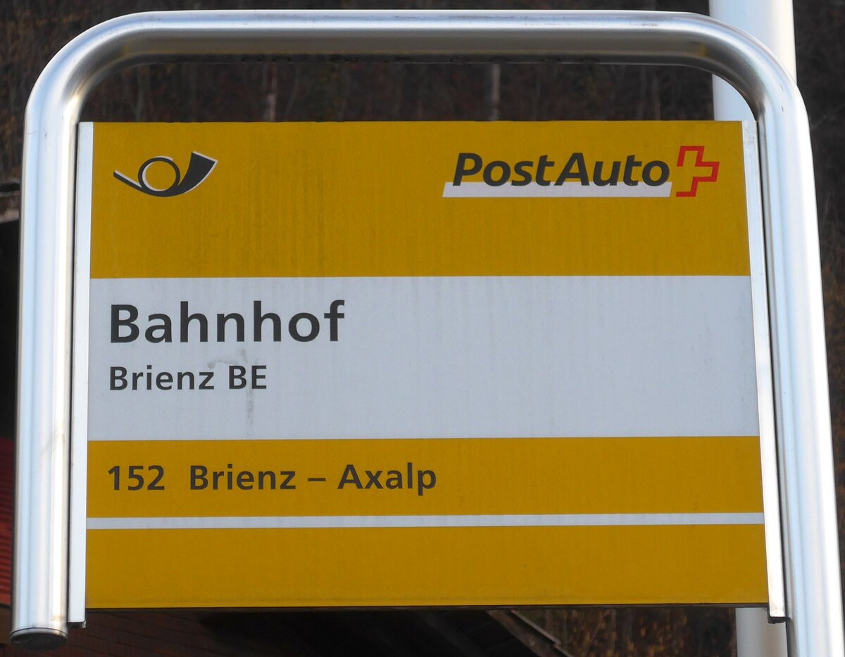 (168'791) - PostAuto-Haltestellenschild - Brienz BE, Bahnhof - am 21. Februar 2016