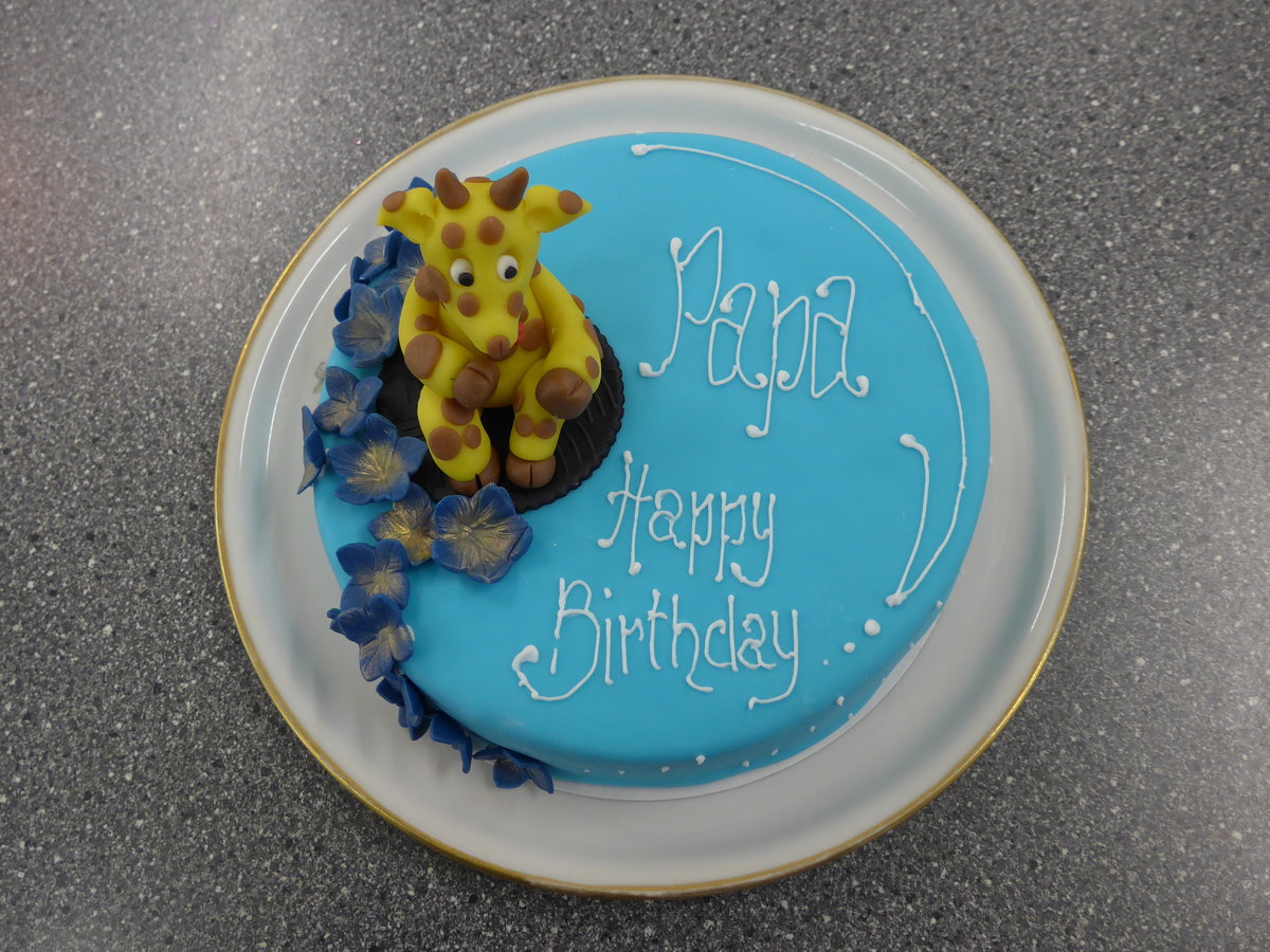 (169'215) - Geburtstagstorte aus Marzipan mit Giraffe am 9. Mrz 2016