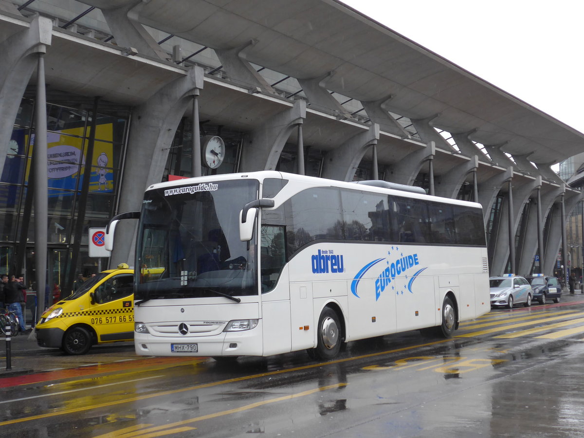 (169'490) - Aus Ungarn: Euroguide, Budapest - MHX-790 - Mercedes am 25. Mrz 2016 beim Bahnhof Luzern