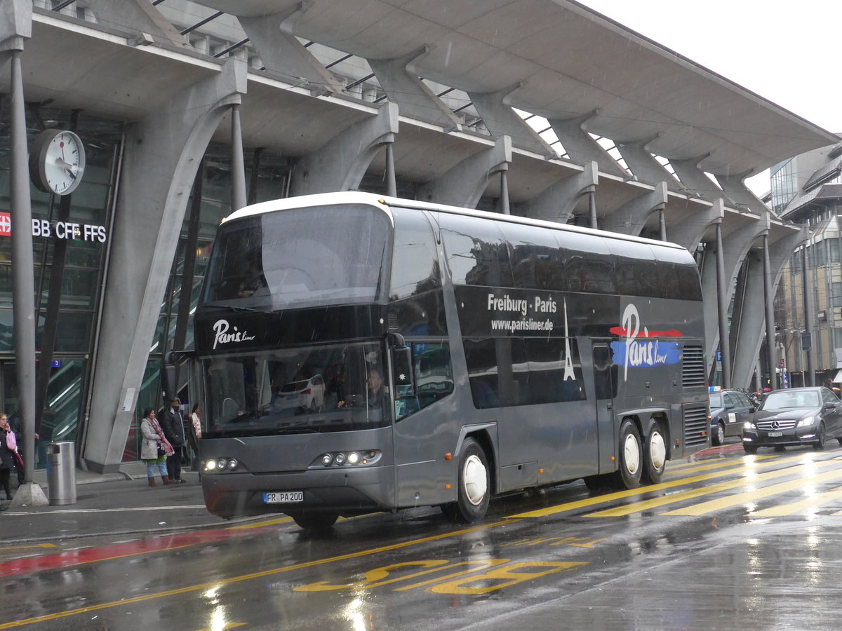 (169'491) - Aus Deutschland: Parisliner, Freiburg - FR-PA 200 - Neoplan am 25. Mrz 2016 beim Bahnhof Luzern