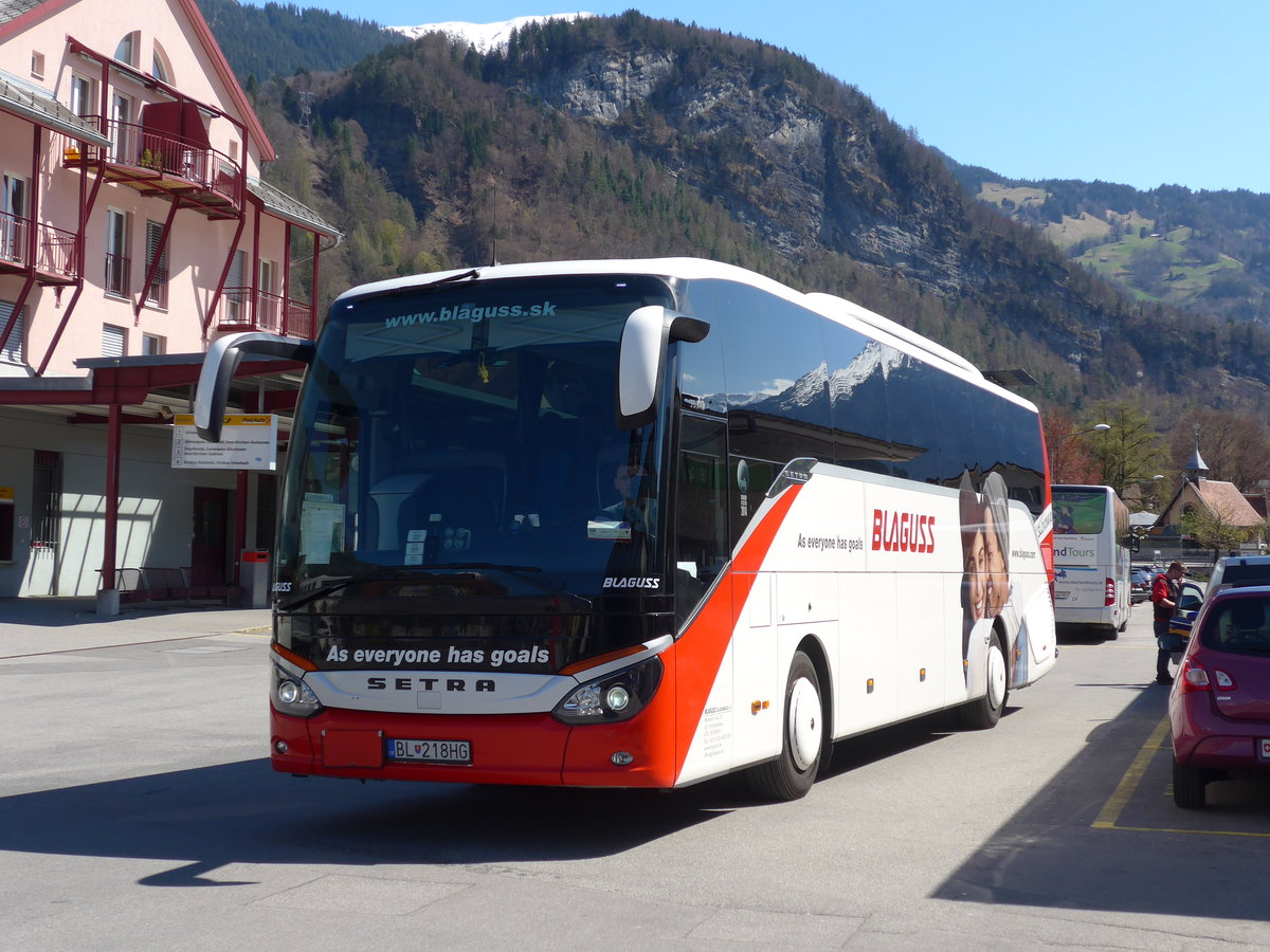 (169'821) - Aus der Slowakei: Blaguss, Bratislava - Nr. 50'417/BL-218HG - Setra am 11. April 2016 beim Bahnhof Meiringen