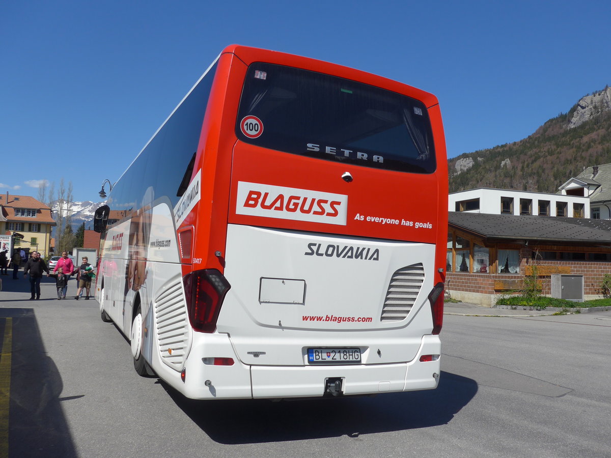 (169'822) - Aus der Slowakei: Blaguss, Bratislava - Nr. 50'417/BL-218HG - Setra am 11. April 2016 beim Bahnhof Meiringen