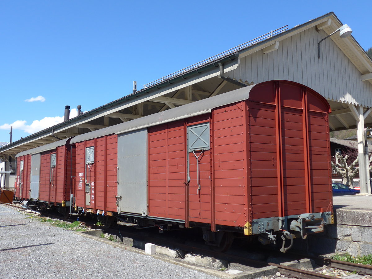(169'833) - SBB-Gterwagen - Nr. 2212 - am 11. April 2016 im Bahnhof Meiringen