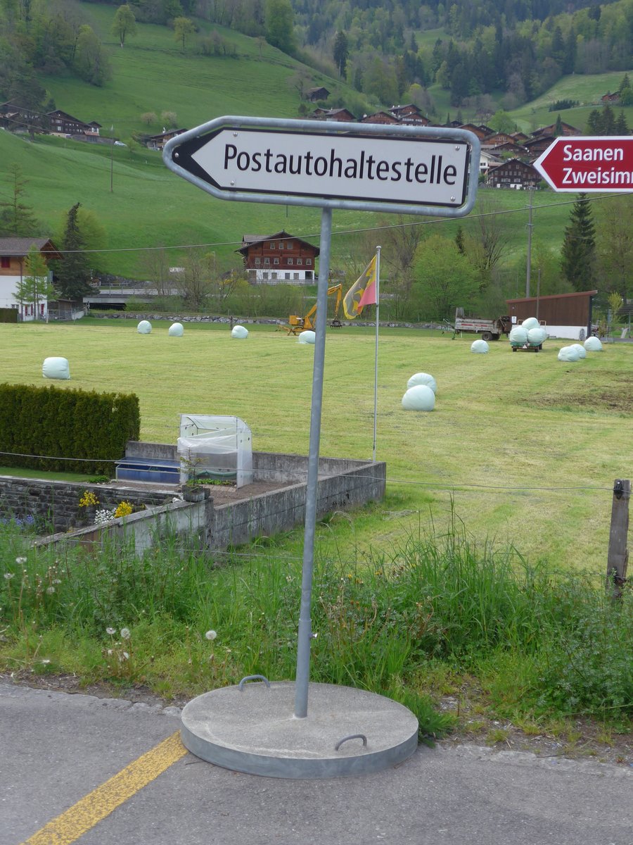 (170'383) - Wegweiser - Postautohaltestelle - am 7. Mai 2016 beim Bahnhof Oey-Diemtigen