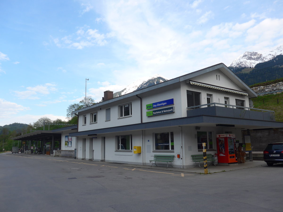 (170'384) - Der Bahnhof Oey-Diemtigen am 7. Mai 2016