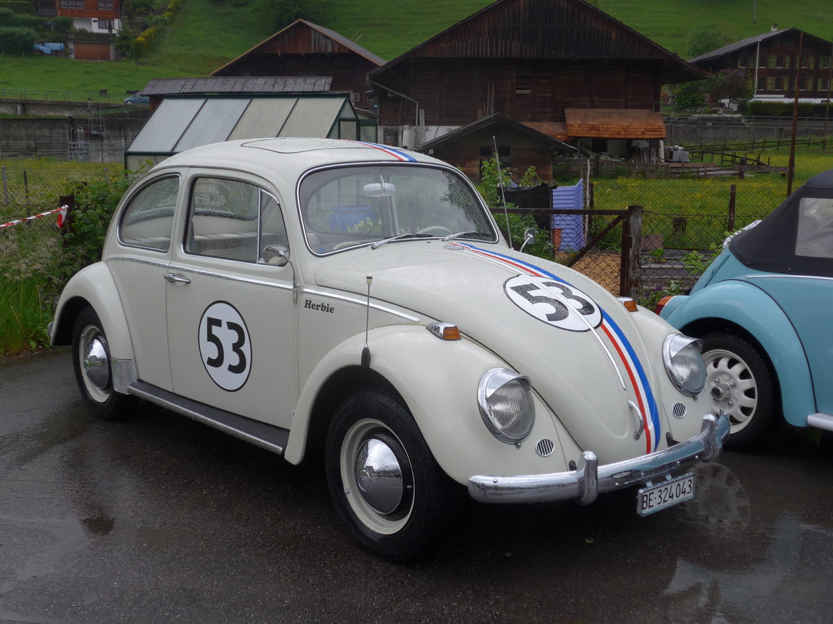 (171'436) - VW-Kfer - BE 324'043 - am 28. Mai 2016 beim Bahnhof Boltigen