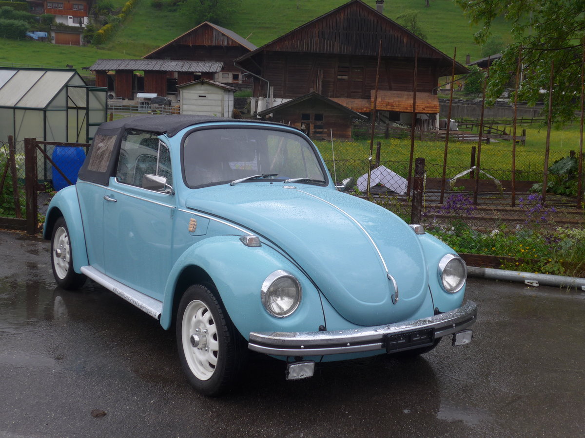 (171'437) - VW-Kfer am 28. Mai 2016 beim Bahnhof Boltigen