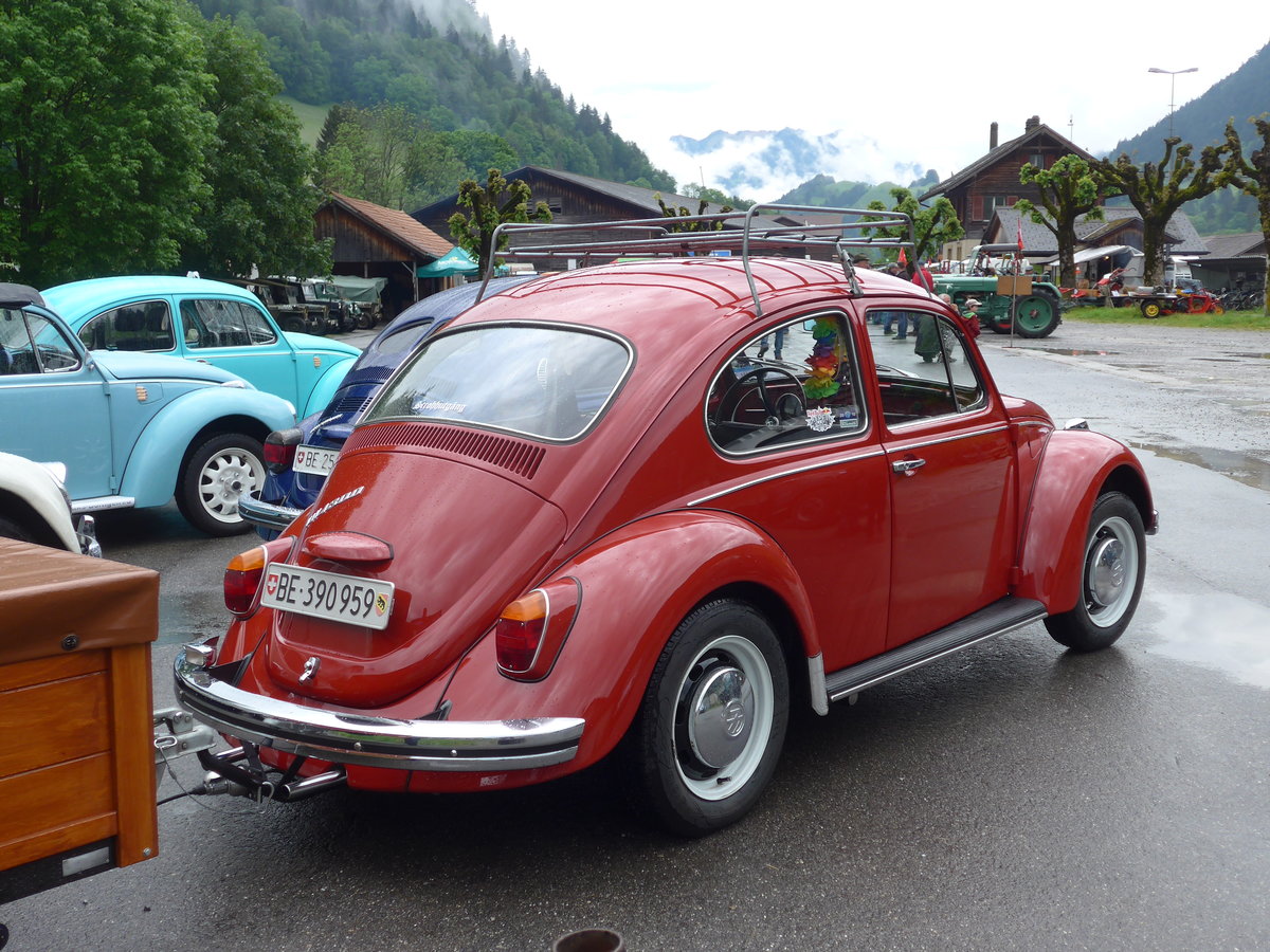 (171'500) - VW-Kfer - BE 390'959 - am 28. Mai 2016 beim Bahnhof Boltigen