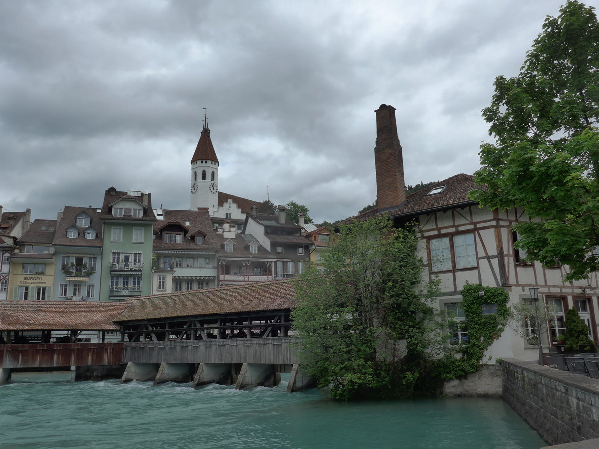 (171'530) - Altstadt mit Aare, Brcke und Stadtkirche am 30. Mai 2016 in Thun