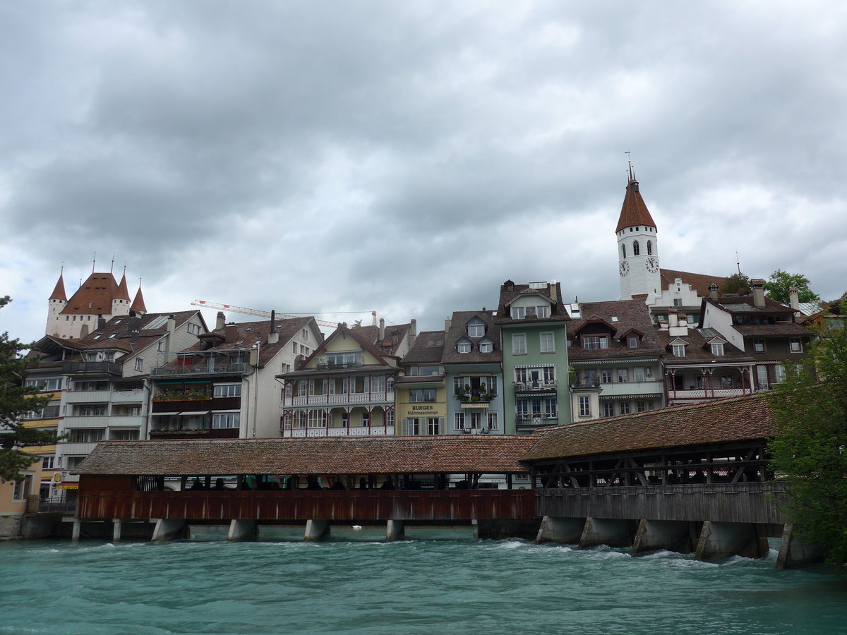 (171'531) - Altstadt mit Aare, Brcke, Schloss und Stadtkirche am 30. Mai 2016 in Thun