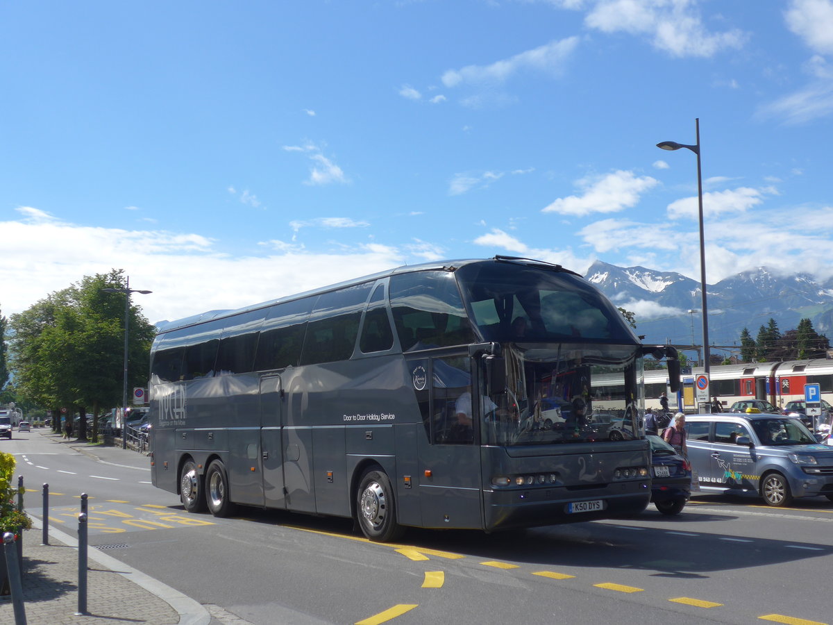 (171'871) - Aus England: Nycer, Wickford - K50 DYS - Neoplan am 15. Juni 2016 beim Bahnhof Thun