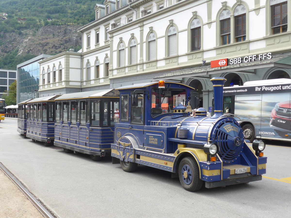 (172'563) - Simplon Express - VS 304'256 - am 26. Juni 2016 beim Bahnhof Brig