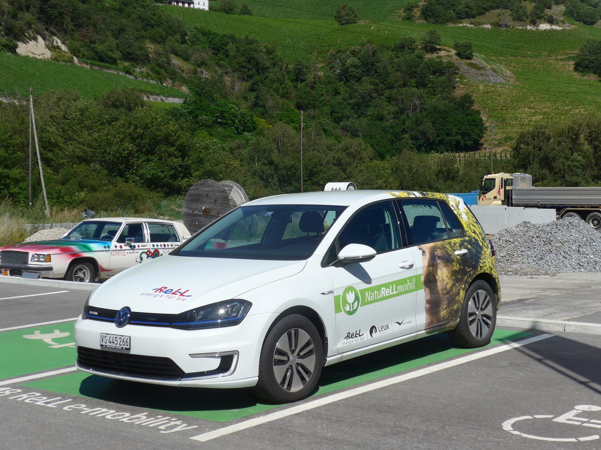(172'740) - Volkswagen - VS 445'266 - am 3. Juli 2016 beim Bahnhof Leuk
