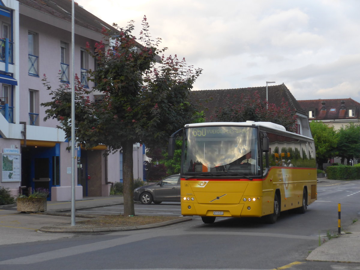 (172'864) - CarPostal Ouest - VD 570'821 - Volvo (ex SAPJV, L'Isle Nr. 25) am 13. Juli 2016 beim Bahnhof Yvonand