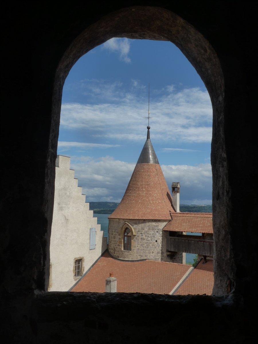 (172'959) - Ausblick am 13. Juli 2016 auf einen Turm vom Schloss Grandson