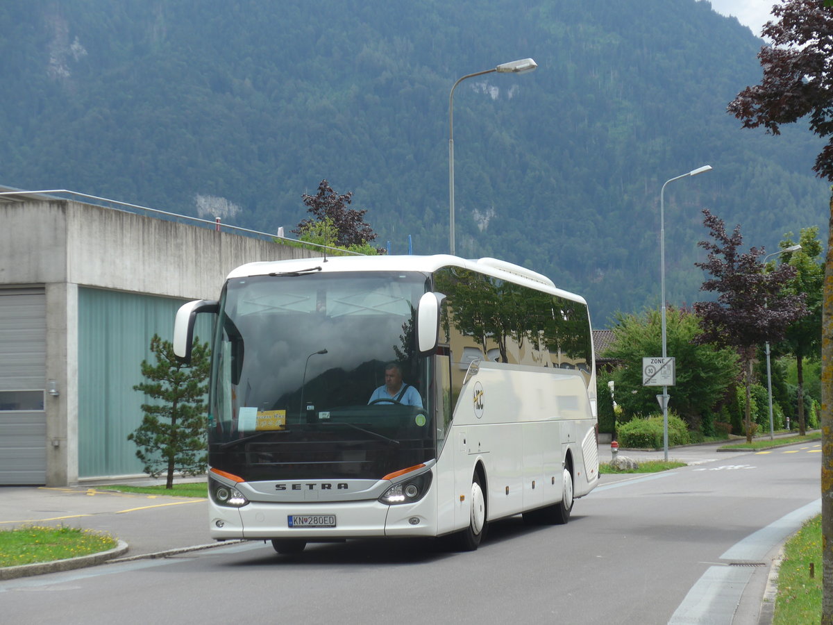 (173'284) - Aus Ungarn: HCC, Budapest - KN-280ED - Setra am 23. Juli 2016 beim Bahnhof Interlaken Ost