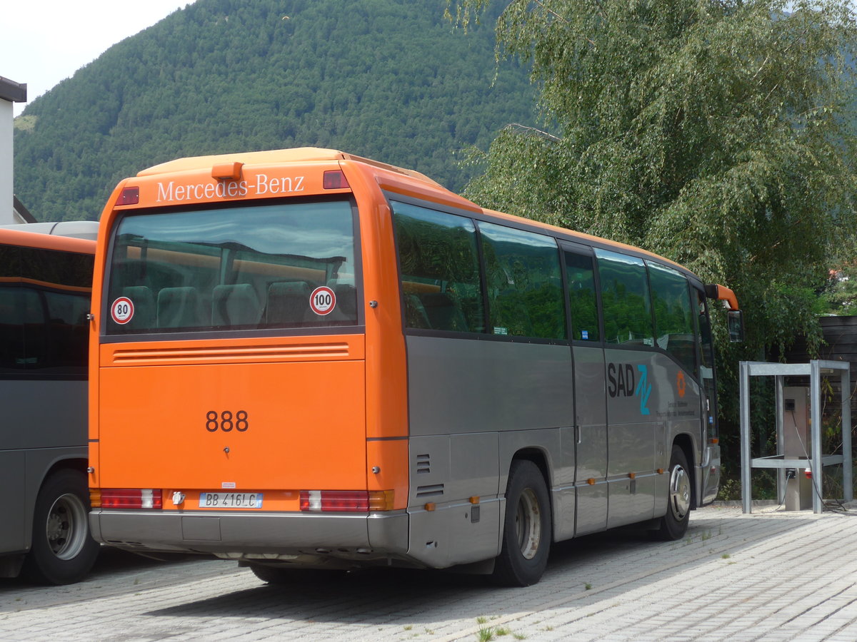 (173'312) - SAD Bozen - Nr. 888/BB-416 LC - Mercedes am 24. Juli 2016 beim Bahnhof Mals