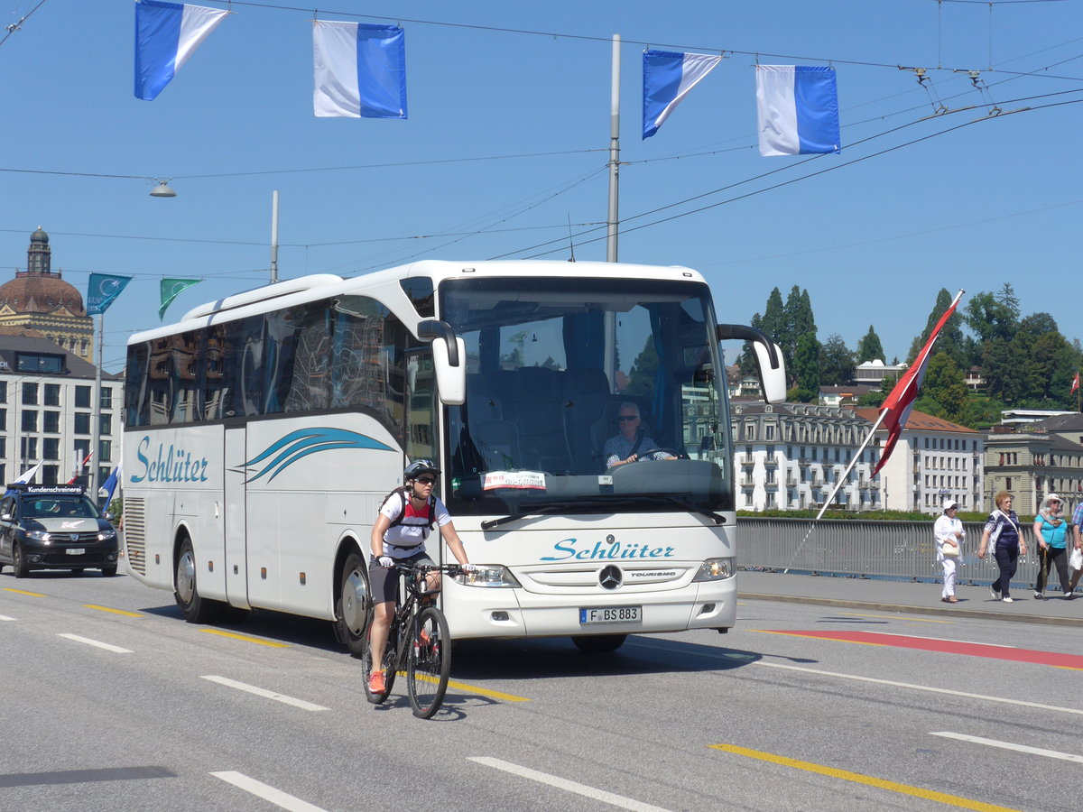 (173'855) - Aus Deutschland: Schlter, Frankfurt - F-BS 883 - Mercedes am 8. August 2016 in Luzern, Bahnhofbrcke