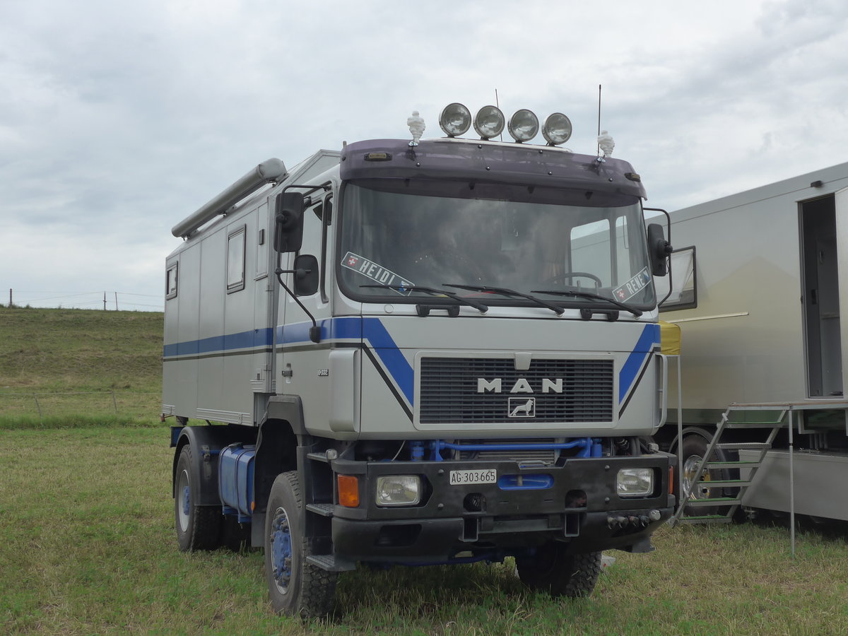 (174'036) - MAN - AG 303'665 - am 20. August 2016 in Bsingen, Bahnhof
