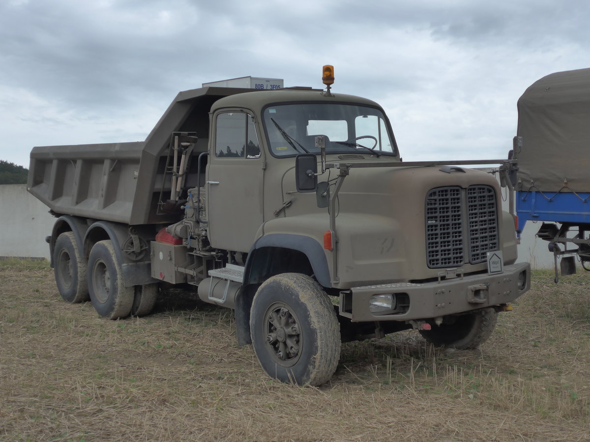 (174'078) - Saurer am 20. August 2016 in Bsingen, Bahnhof
