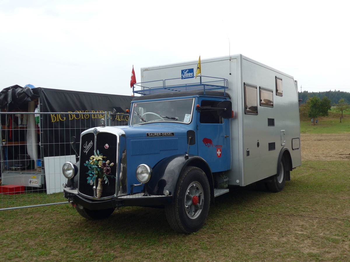 (174'087) - Saurer am 20. August 2016 in Bsingen, Bahnhof