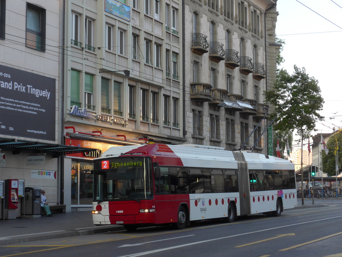 (174'317) - TPF Fribourg - Nr. 518/FR 300'433 - MAN/Hess Gelenkduobus am 28. August 2016 beim Bahnhof Fribourg