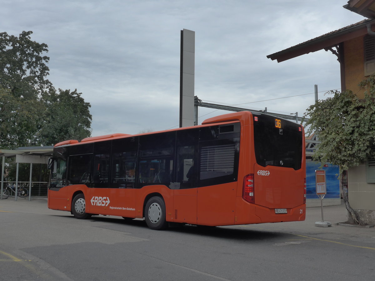 (174'551) - RBS Worblaufen - Nr. 21/BE 476'321 - Mercedes am 4. September 2016 beim Bahnhof Mnchenbuchsee