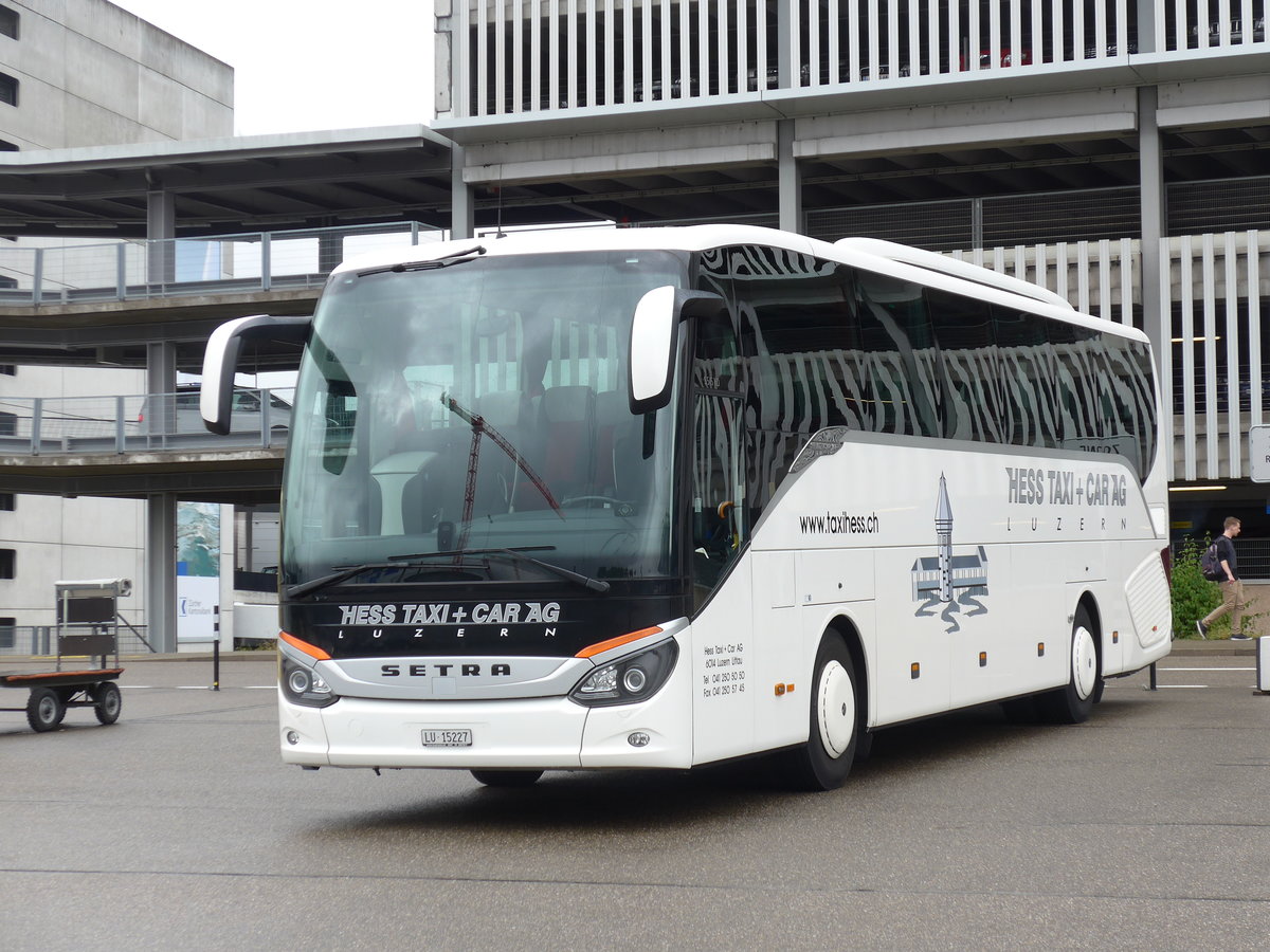 (174'584) - Hess K., Luzern - Nr. 51/LU 15'227 - Setra am 5. September 2016 in Zrich, Flughafen