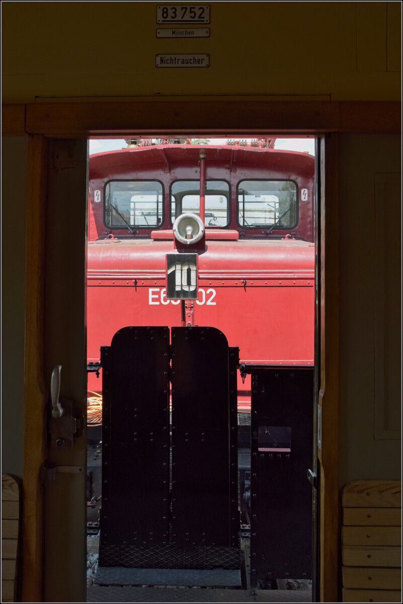 175 Jahre Eisenbahn in Nördlingen / 55 Jahre Bayrisches Eisenbahnmuseum.

Auffällig verwandt mit der Ee 3/3 der SBB inklusive dem Winterthurer Schrägstangenantrieb ist E 63 002, hier angeschrieben mit 163 002 und betrachtet aus einer Donnerbüchse. Mai 2024.