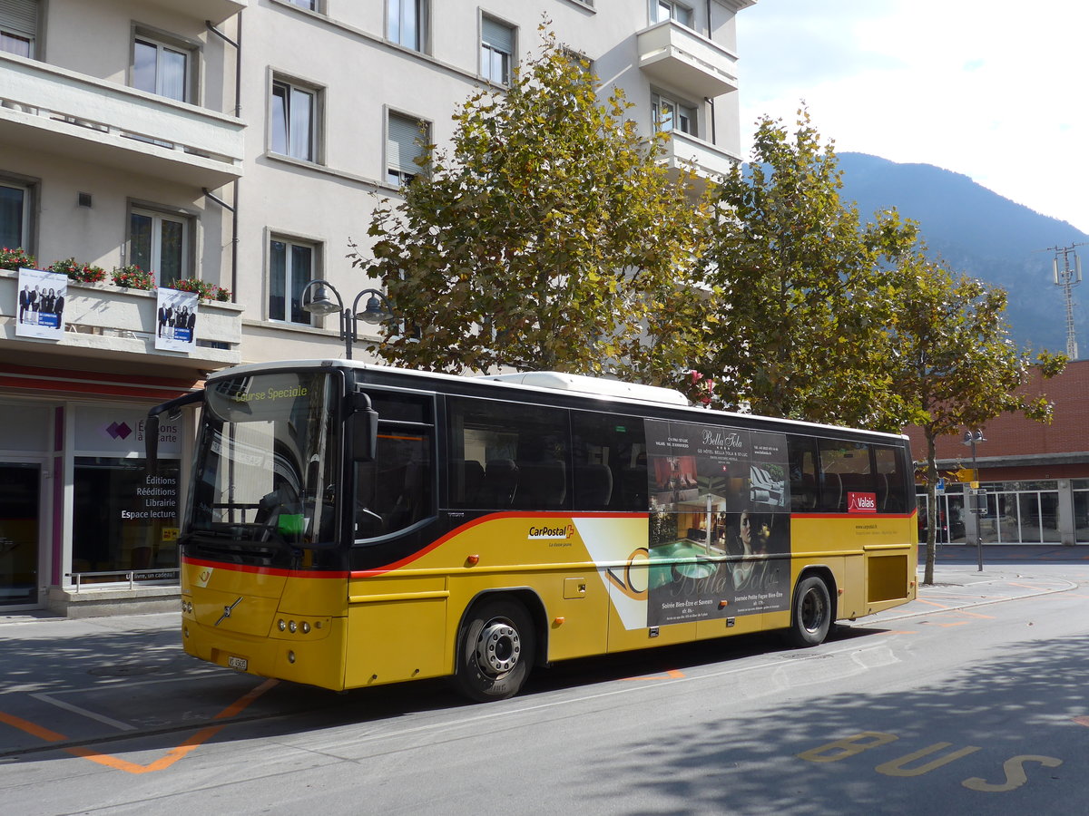 (175'562) - TSAR, Sierre - VS 45'635 - Volvo (ex Epiney, Ayer) am 9. Oktober 2016 beim Bahnhof Sierre (prov. Haltestelle)