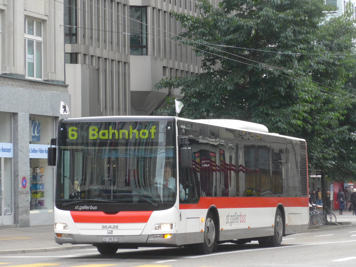 (175'684) - St. Gallerbus, St. Gallen - Nr. 257/SG 198'257 - MAN am 15. Oktober 2016 beim Bahnhof St. Gallen