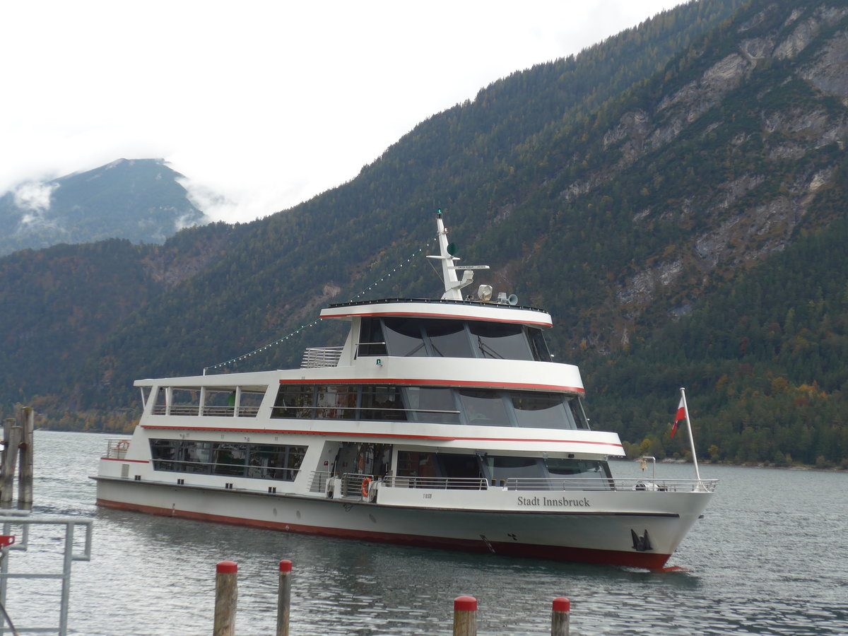 (175'940) - Motorschiff Stadt Innsbruck am 19. Oktober 2016 in Pertisau am Achensee