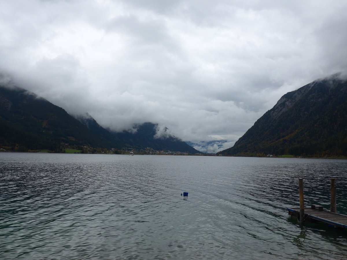 (175'943) - Blick von Pertisau am 19. Oktober 2016 ber den Achensee nach Maurach