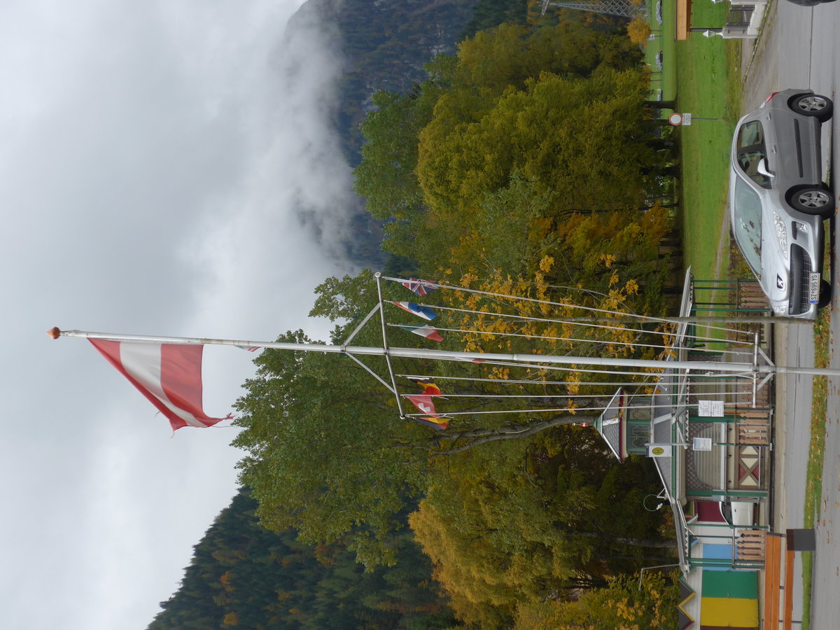 (175'949) - Fahnen + Peugeot - SZ 695 YS - am 19. Oktober 2016 bei Pertisau