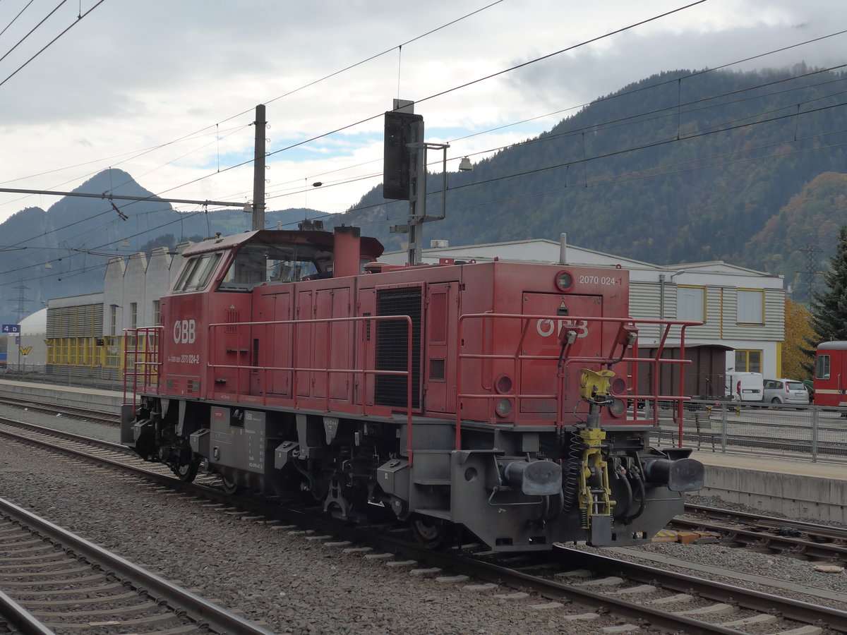 (176'120) - BB-Rangierlok - Nr. 2070 024-2 - am 21. oktober 2016 im Bahnhof Jenbach