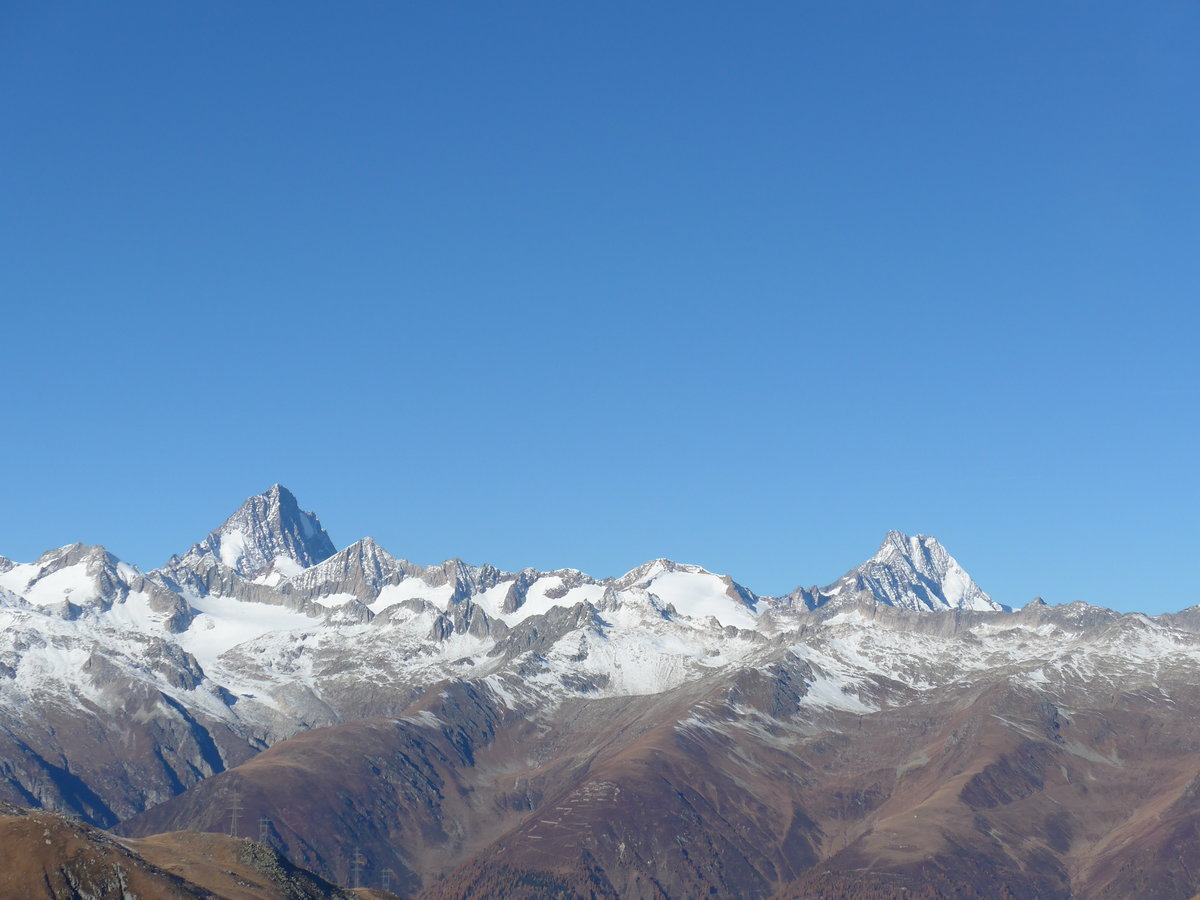 (176'396) - Das Finsteraarhorn und das Lauteraarhorn am 30. Oktober 2016 vom Nufenenpass aus