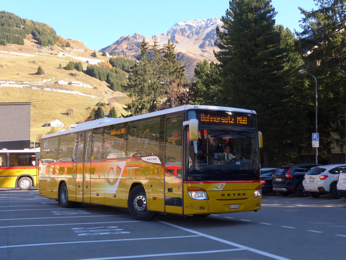 (176'410) - Bundi, Disentis - GR 102'982 - Setra am 30. Oktober 2016 beim Bahnhof Andermatt