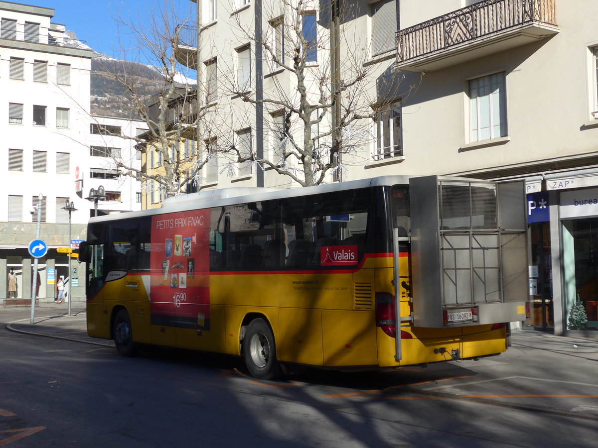 (177'030) - TSAR, Sierre - VS 16'092 - Setra (ex Pfammatter, Sierre) am 8. Dezember 2016 beim Bahnhof Sierre (prov. Haltestelle)